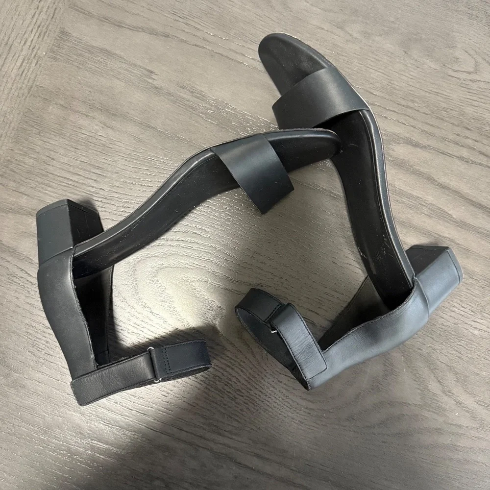 Vince Rita Minimalist Black Sandals Size 9‎ M